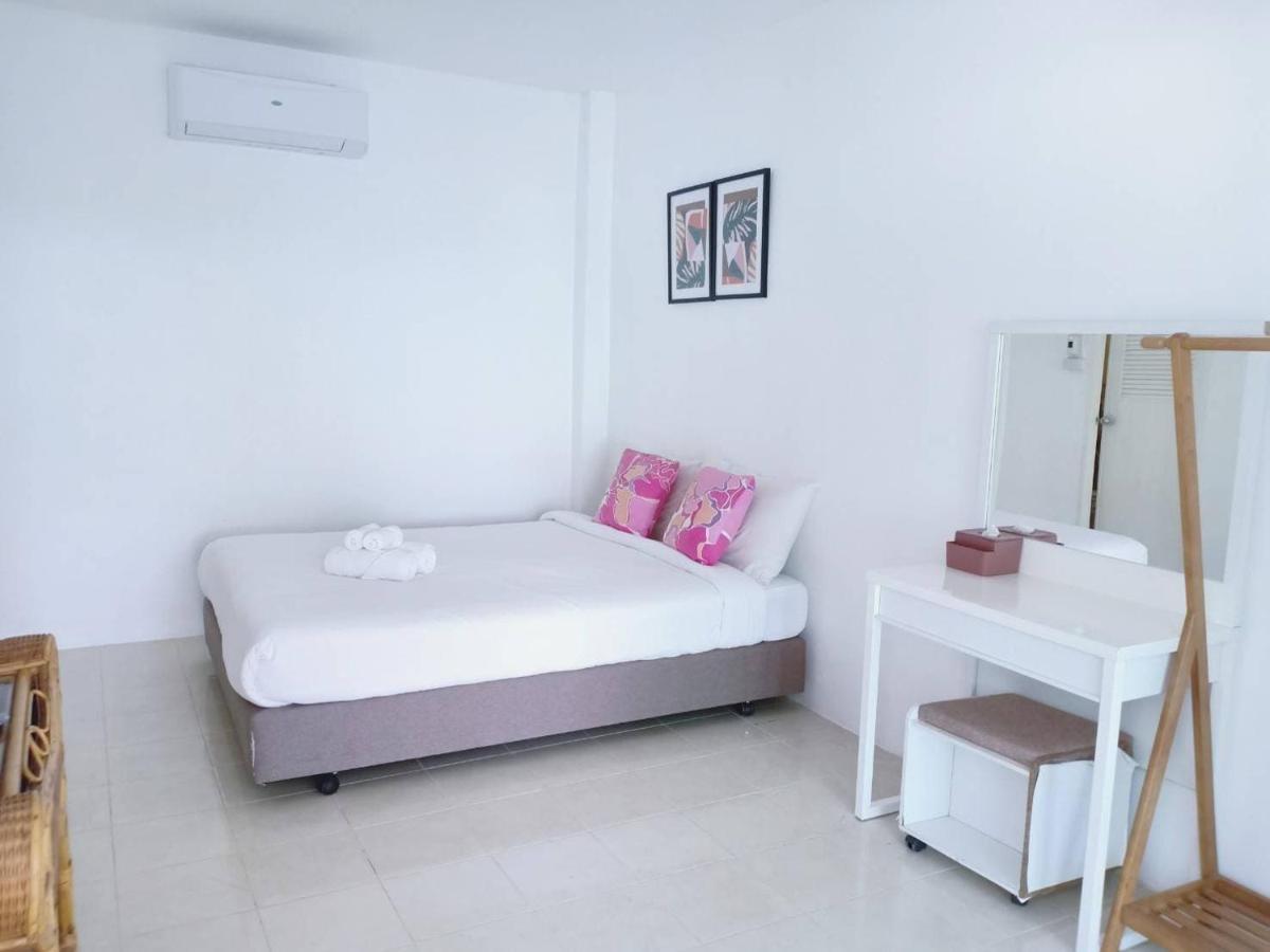 Issara Beach Resort Szicson Kültér fotó