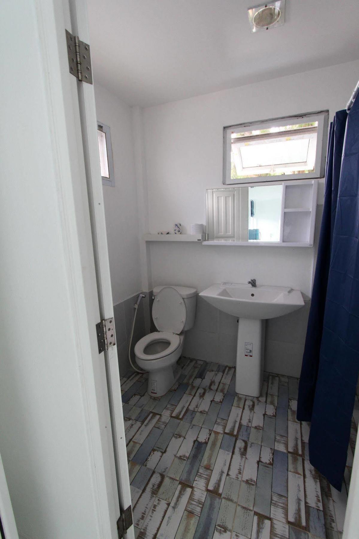 Issara Beach Resort Szicson Kültér fotó