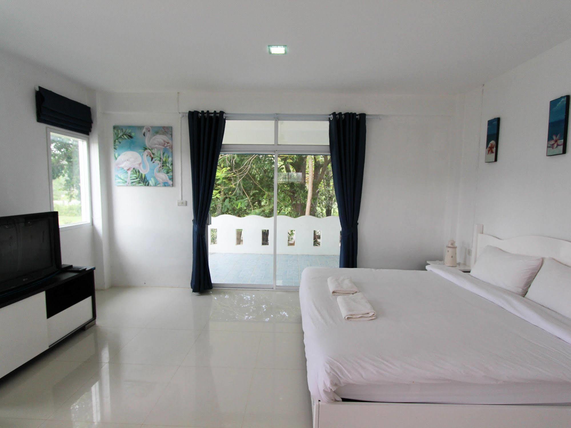 Issara Beach Resort Szicson Kültér fotó