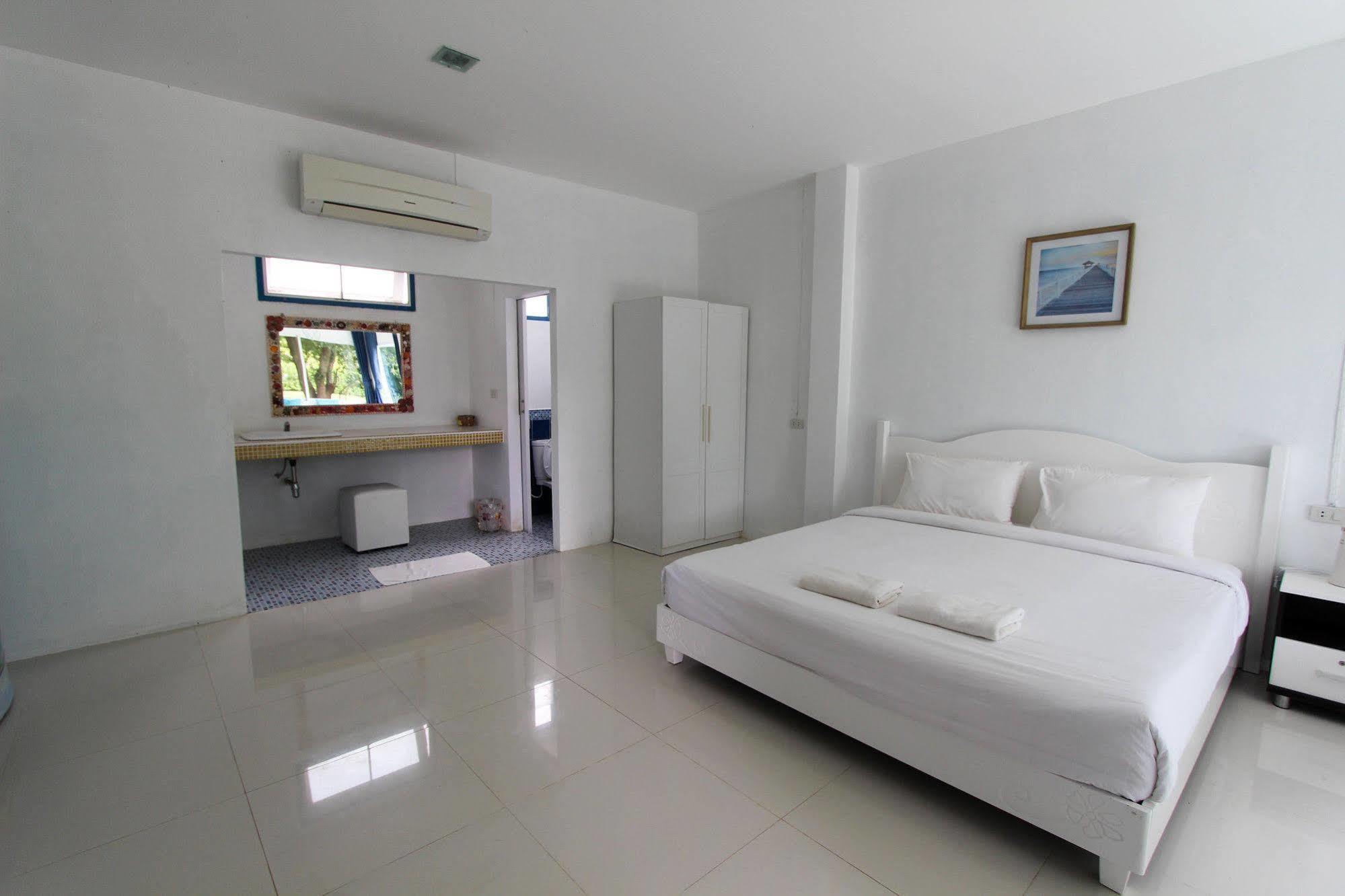 Issara Beach Resort Szicson Kültér fotó