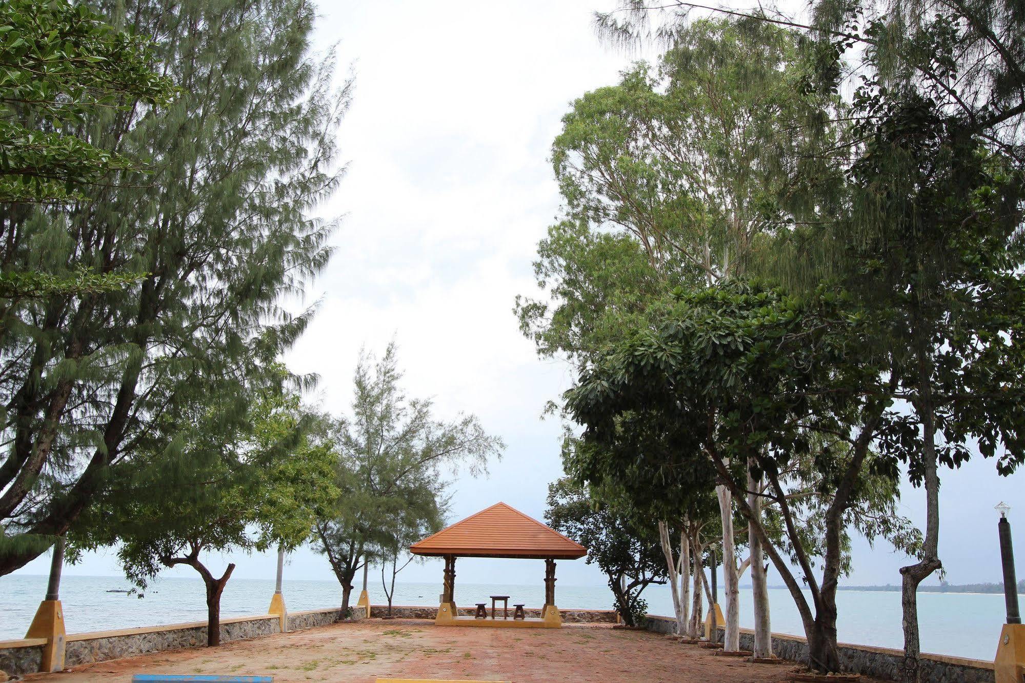 Issara Beach Resort Szicson Kültér fotó